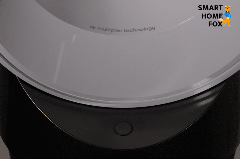 Der Air Multiplier Technologie Schriftzug am unteren Ende des Turms des Dyson Pure Cool TP04 Luftreinigers